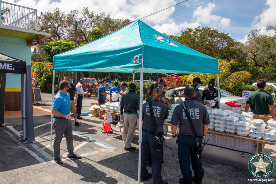  The Broward Sheriff’s Office, Miami Dolphins, Island Joe’s Café and other community partners joined forces this week to help fight hunger in our community. 