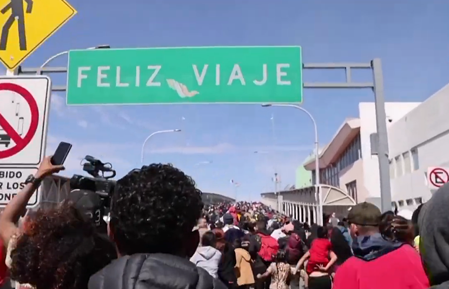 The footage shows at least 1,000 Venezuelans flooding over the bridge at approximately 1:30 p.m. and overwhelming border personnel while screaming, climbing over barriers