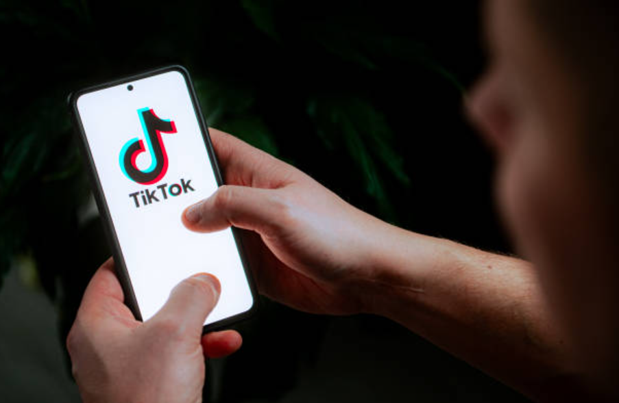 tiktok-faces-licensing-dispute-threatening-presence-of-taylor-swift-and-bad-bunny